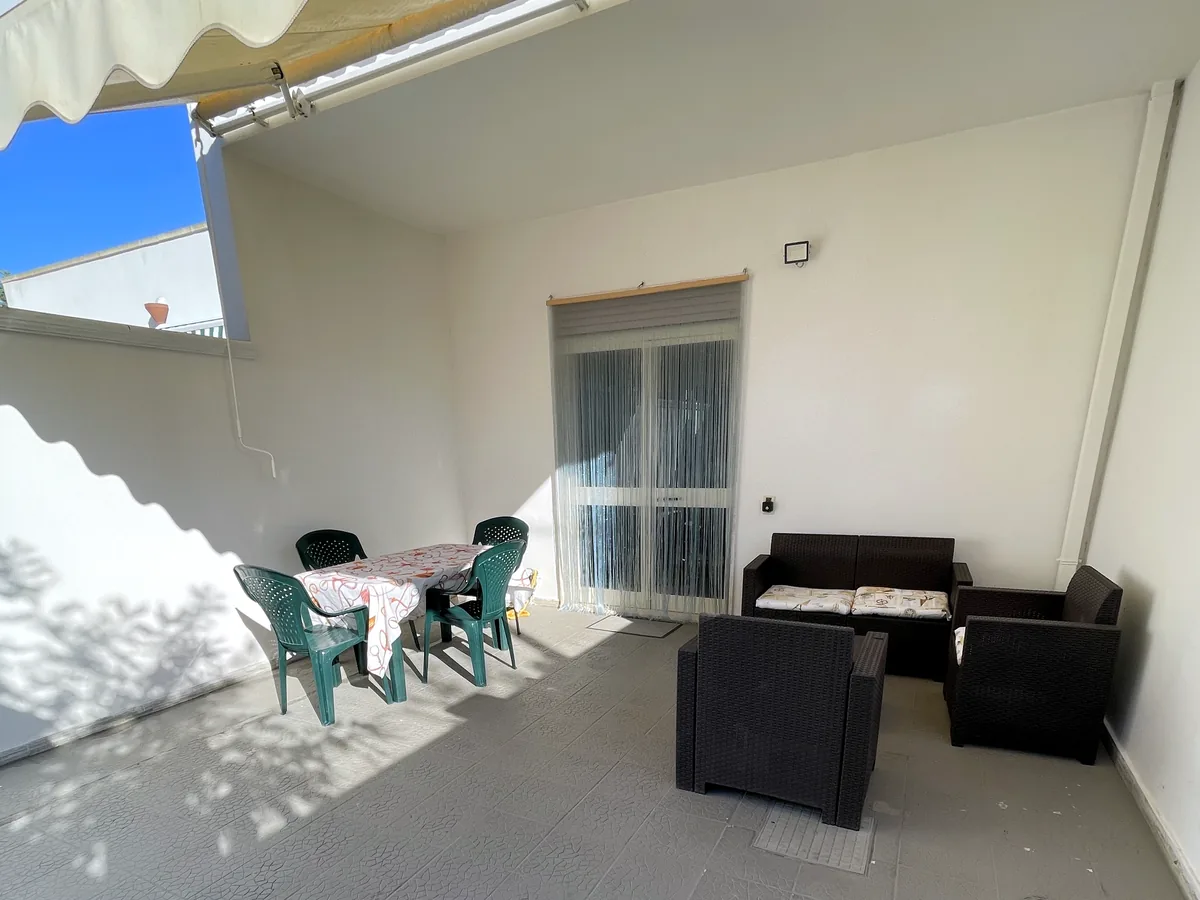 L'area esterna all'ingresso, con la tenda a rullo
