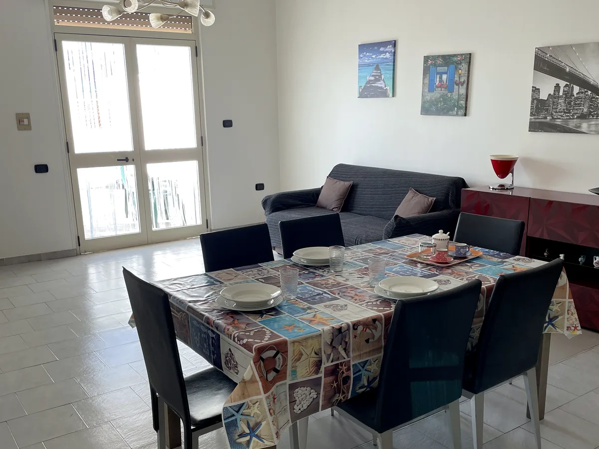 La zona living con il tavolo da pranzo