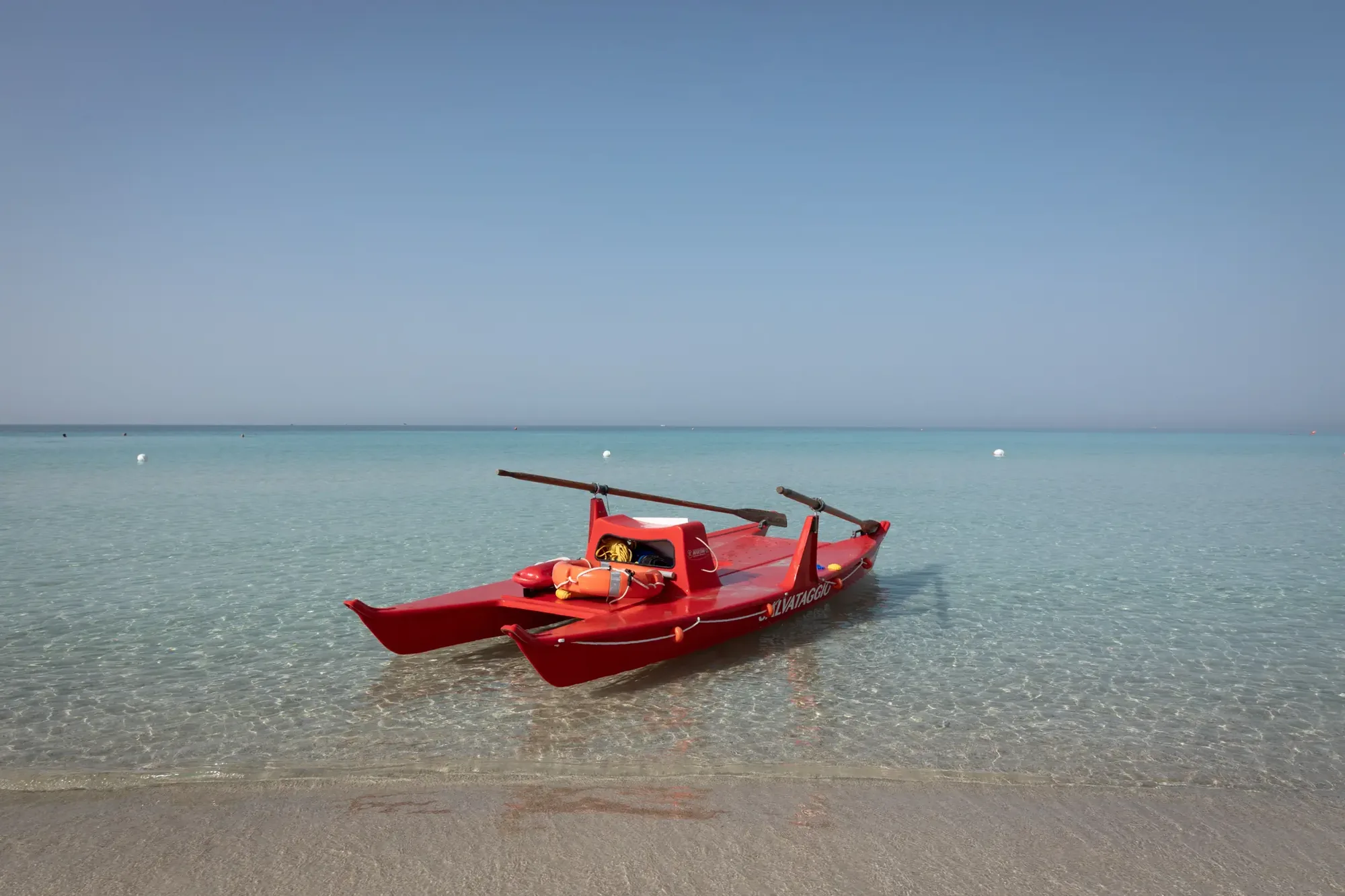 Il mare di Torre Lapillo, con la sabbia chiara e il fondale basso